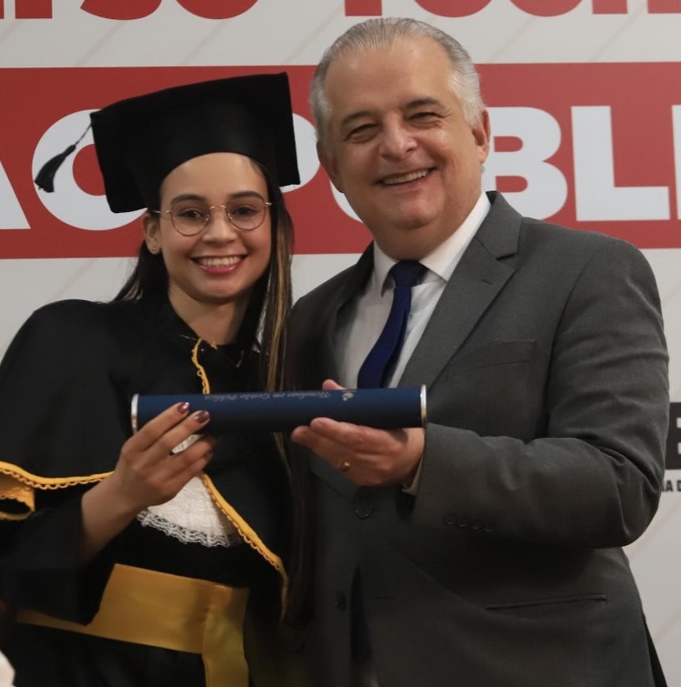 Eva e o presidente da Fundação Márcio França no dia da Formatura em agosto de 2023